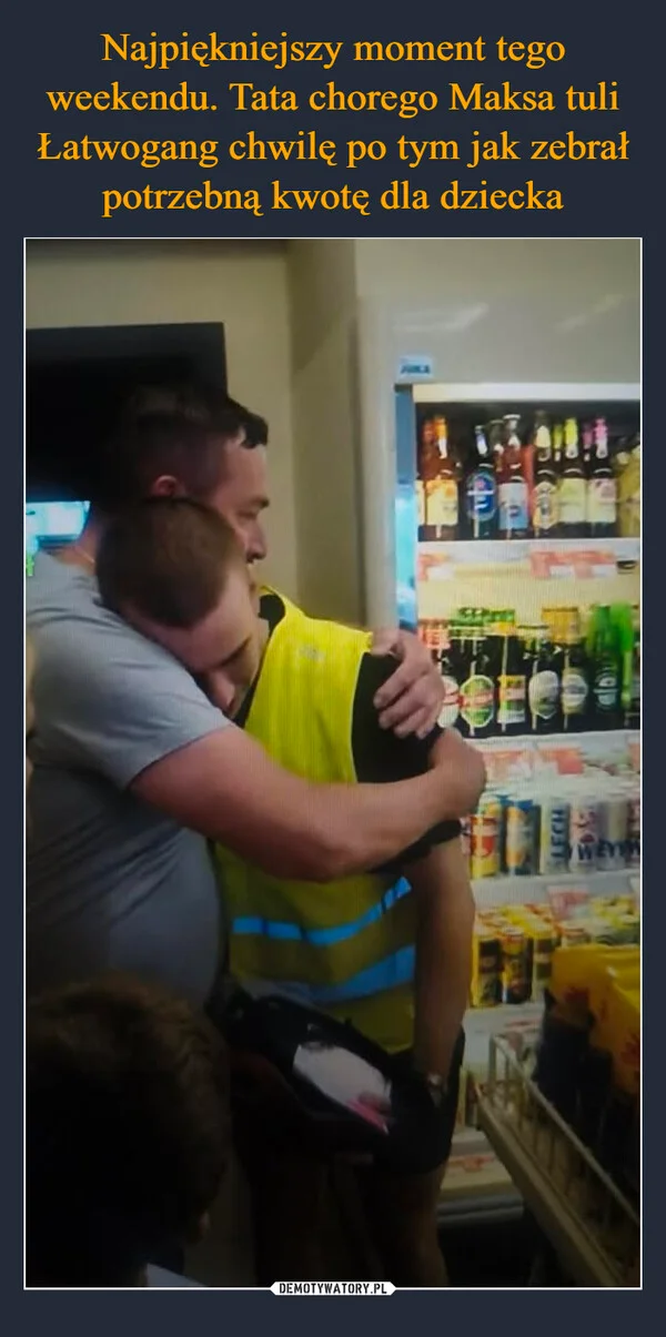 
    Najpiękniejszy moment tego weekendu. Tata chorego Maksa tuli Łatwogang chwilę po tym jak zebrał potrzebną kwotę dla dziecka