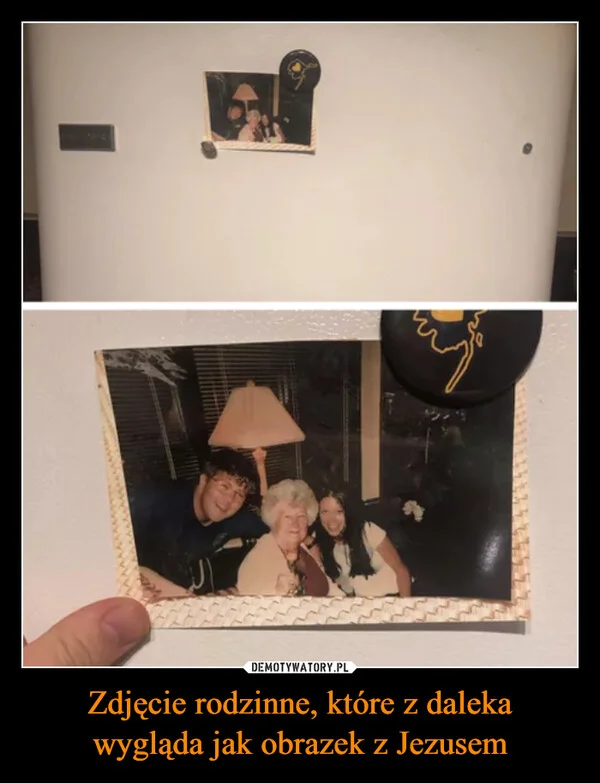 Zdjęcie rodzinne, które z daleka wygląda jak obrazek z Jezusem