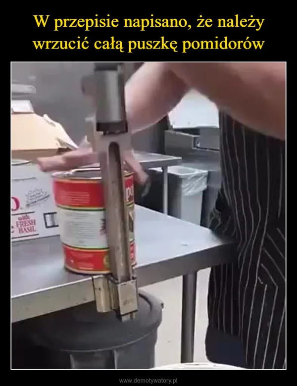 
    W przepisie napisano, że należy wrzucić całą puszkę pomidorów