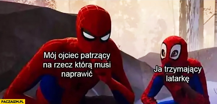 Spiderman mój ojciec patrzący na rzecz którą musi naprawić, ja trzymający latarkę