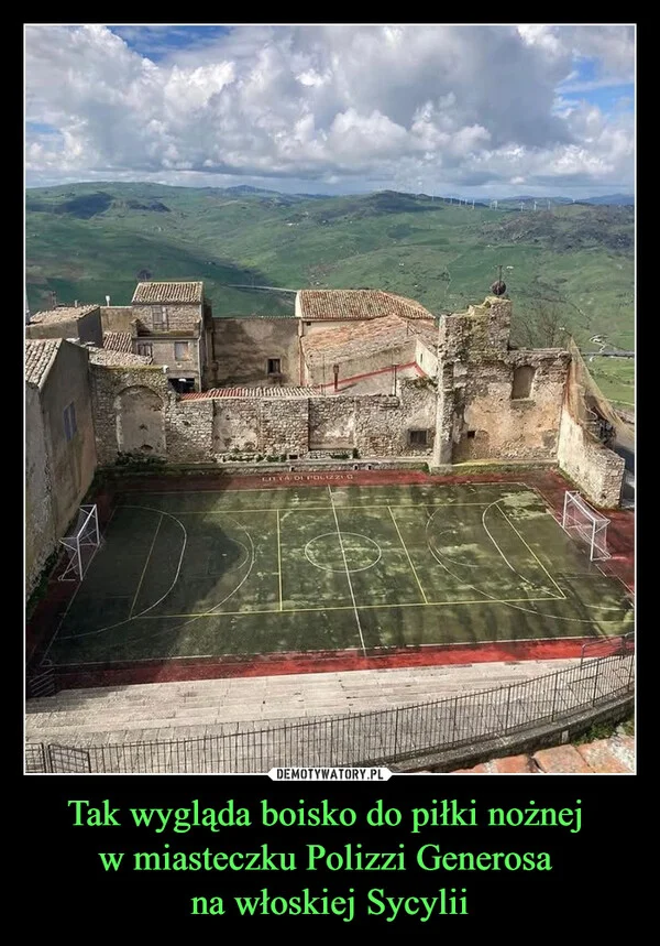 
    Tak wygląda boisko do piłki nożnej w miasteczku Polizzi Generosa na włoskiej Sycylii