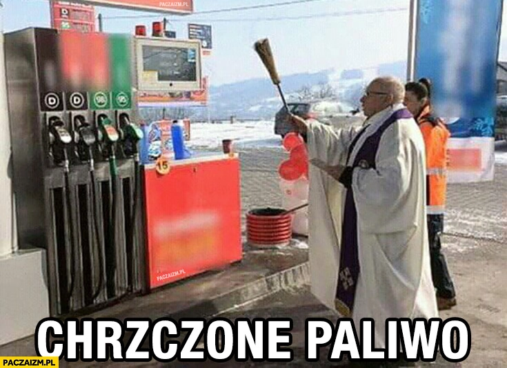 Chrzczone paliwo ksiądz chrzci stacje benzynowa dystrybutor benzyny