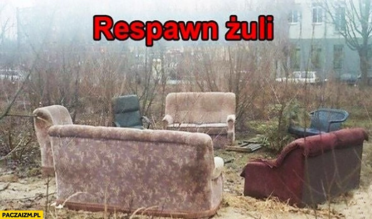 Respawn żuli kanapy na środku pola