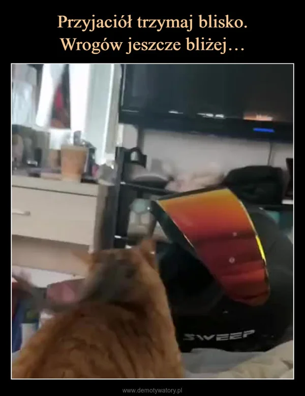 
    Przyjaciół trzymaj blisko. Wrogów jeszcze bliżej…