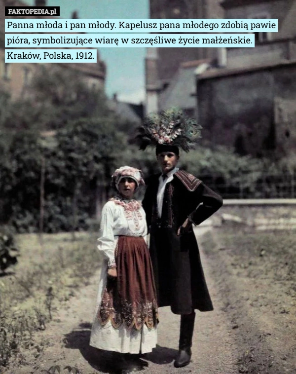 Panna młoda i pan młody. Kapelusz pana młodego zdobią pawie pióra, symbolizujące