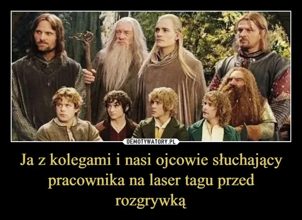 Ja z kolegami i nasi ojcowie słuchający pracownika na laser tagu przed rozgrywką