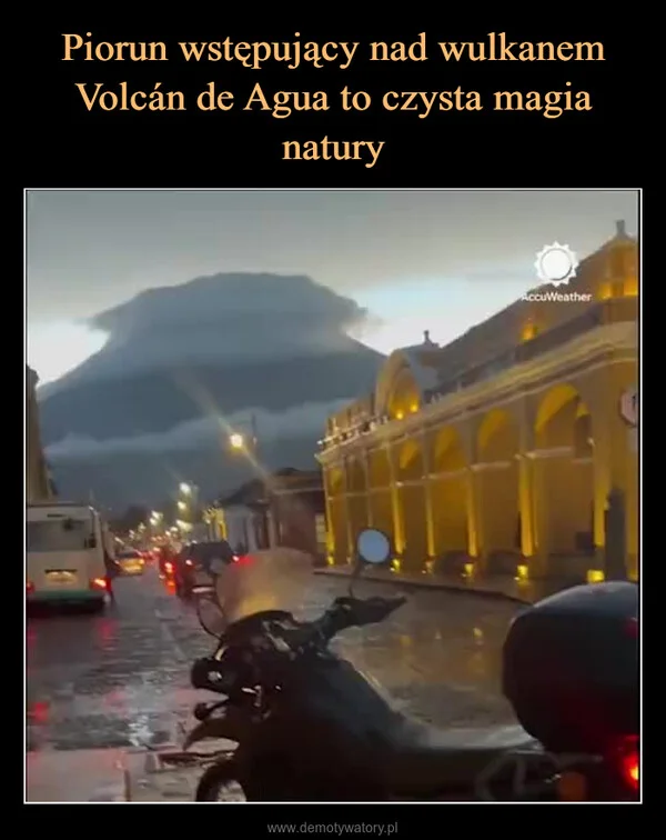 Piorun wstępujący nad wulkanem Volcán de Agua to czysta magia natury