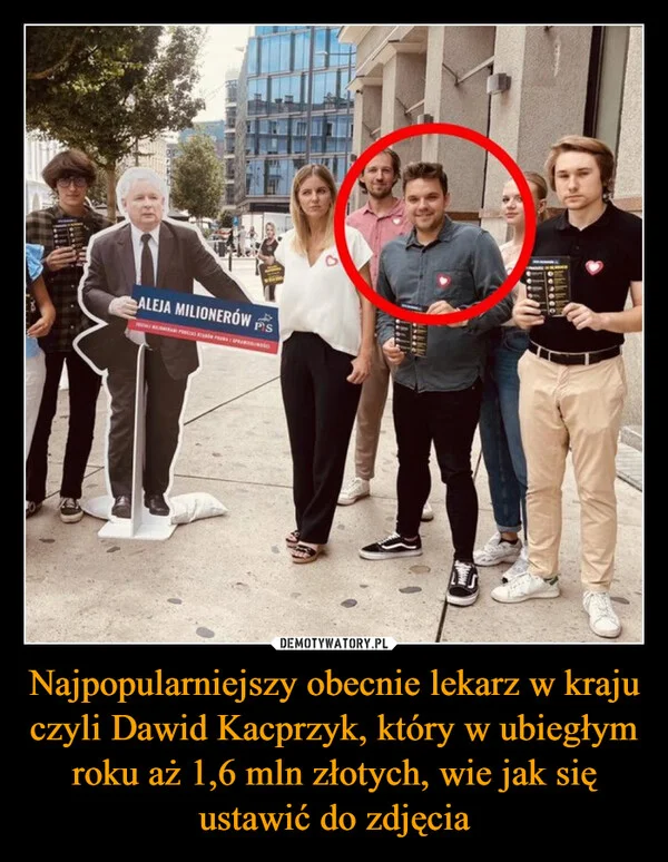
    Najpopularniejszy obecnie lekarz w kraju czyli Dawid Kacprzyk, który w ubiegłym roku aż 1,6 mln złotych, wie jak się ustawić do zdjęcia