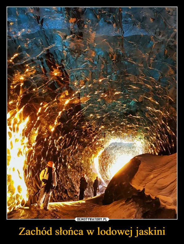 Zachód słońca w lodowej jaskini