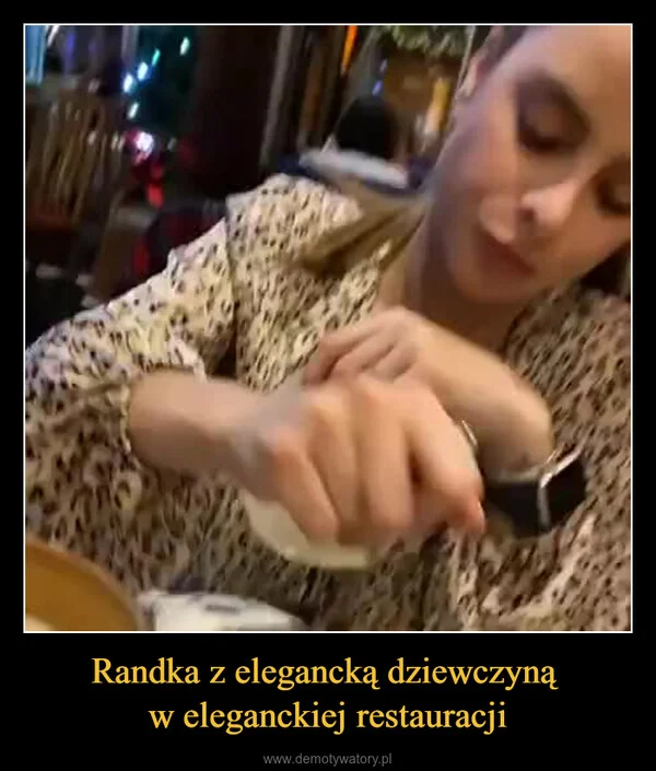 Randka z elegancką dziewczyną w eleganckiej restauracji