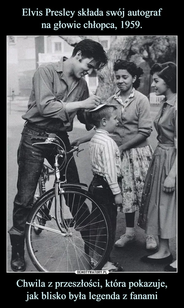 Elvis Presley składa swój autograf na głowie chłopca, 1959. Chwila z przeszłości, która pokazuje, jak blisko była legenda z fanami