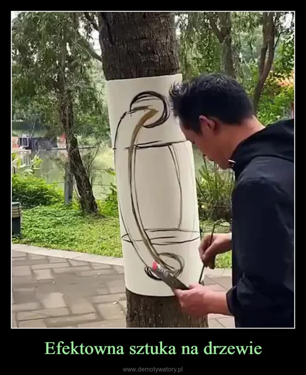 Efektowna sztuka na drzewie