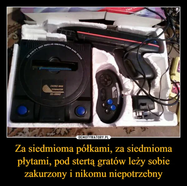 
    Za siedmioma półkami, za siedmioma płytami, pod stertą gratów leży sobie zakurzony i nikomu niepotrzebny