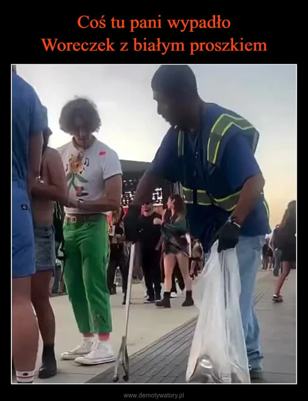 Coś tu pani wypadło Woreczek z białym proszkiem