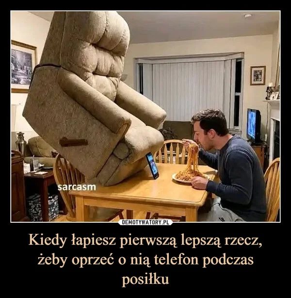 
    Kiedy łapiesz pierwszą lepszą rzecz, żeby oprzeć o nią telefon podczas posiłku