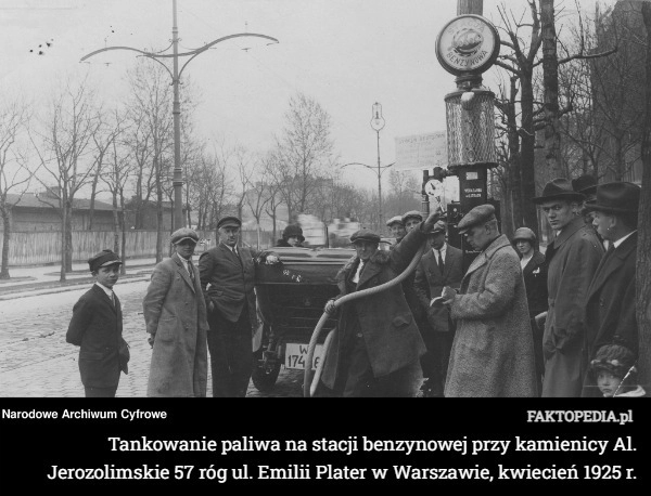 Tankowanie paliwa na stacji benzynowej przy kamienicy Al. Jerozolimskie