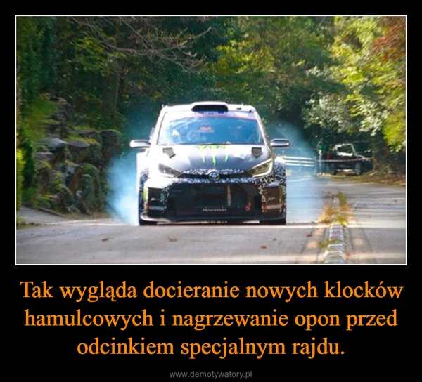 Tak wygląda docieranie nowych klocków hamulcowych i nagrzewanie opon przed odcinkiem specjalnym rajdu.