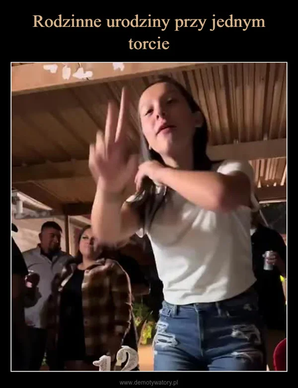 Rodzinne urodziny przy jednym torcie