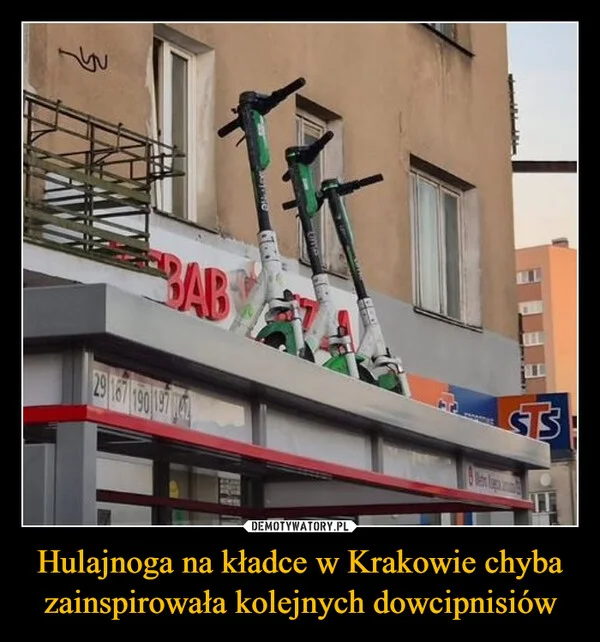 Hulajnoga na kładce w Krakowie chyba zainspirowała kolejnych dowcipnisiów