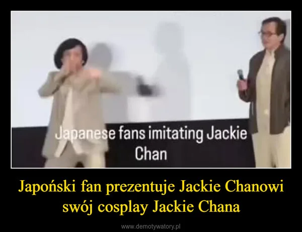 
    Japoński fan prezentuje Jackie Chanowi swój cosplay Jackie Chana