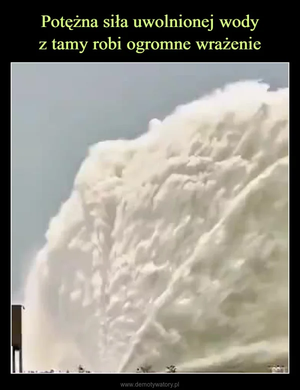 Potężna siła uwolnionej wody z tamy robi ogromne wrażenie