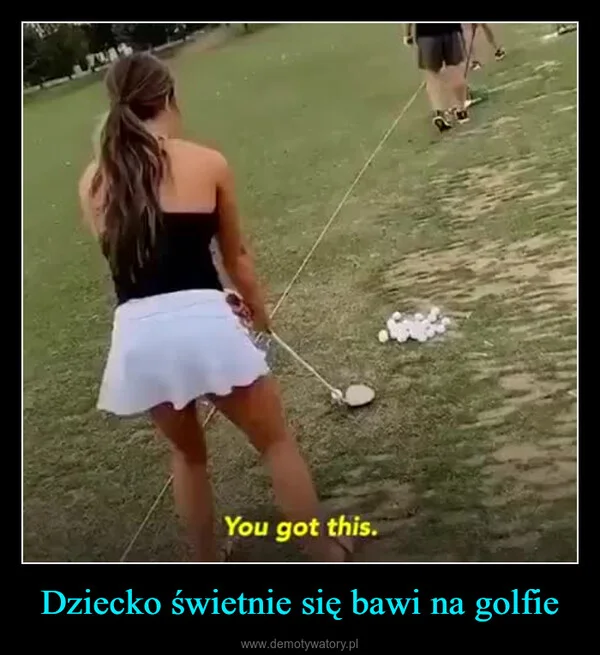Dziecko świetnie się bawi na golfie