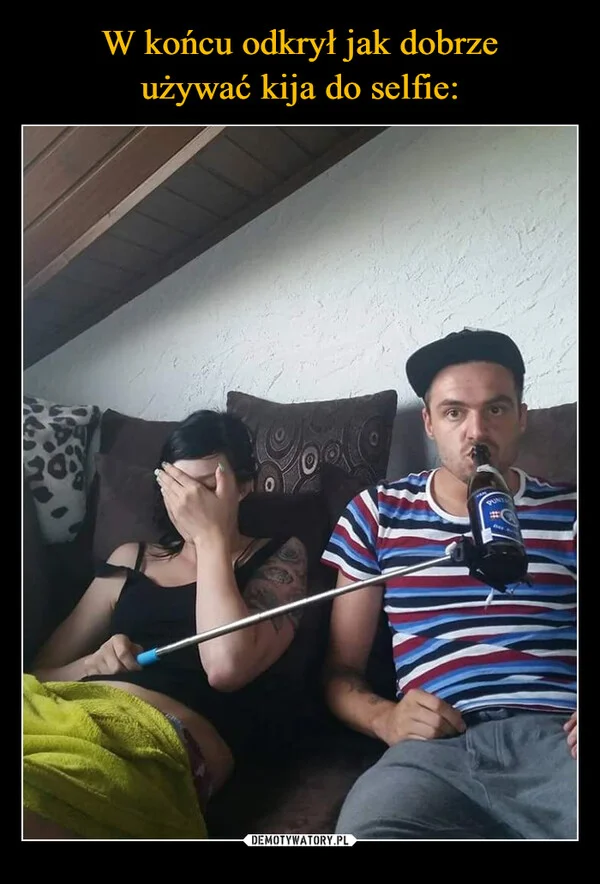 W końcu odkrył jak dobrze używać kija do selfie: