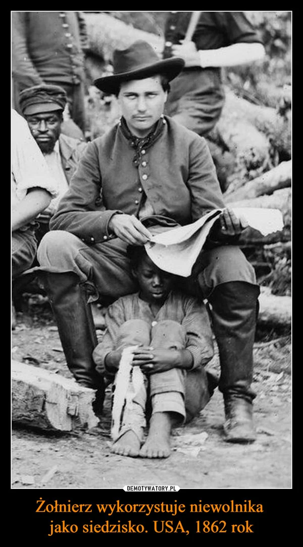 Żołnierz wykorzystuje niewolnika jako siedzisko. USA, 1862 rok