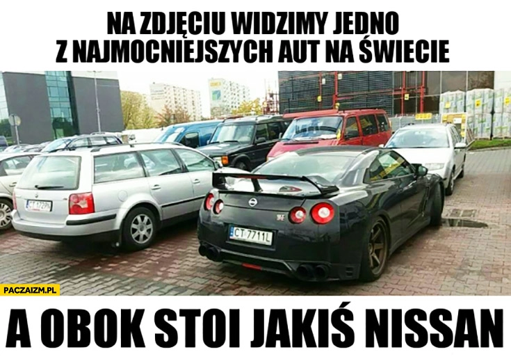 Na zdjęciu widzimy jedno z najmocniejszych aut na świecie, a obok stoi jakiś Nissan Passat