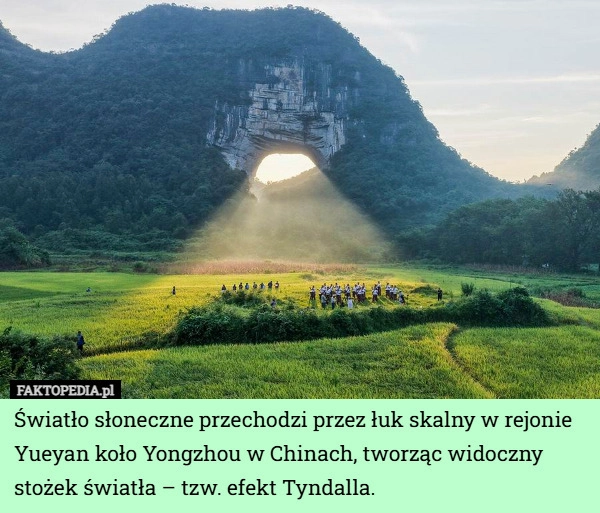 Światło słoneczne przechodzi przez łuk skalny w rejonie Yueyan koło Yongzhou...