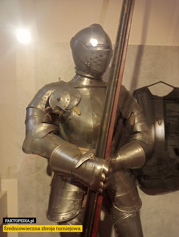 Średniowieczna zbroja turniejowa.