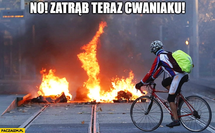 No zatrąb teraz cwaniaku rowerzysta patrzy na spalone palące się auto