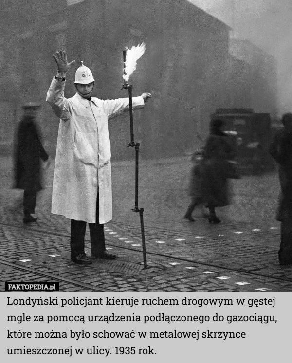 Londyński policjant kieruje ruchem drogowym w gęstej mgle za pomocą urządzenia