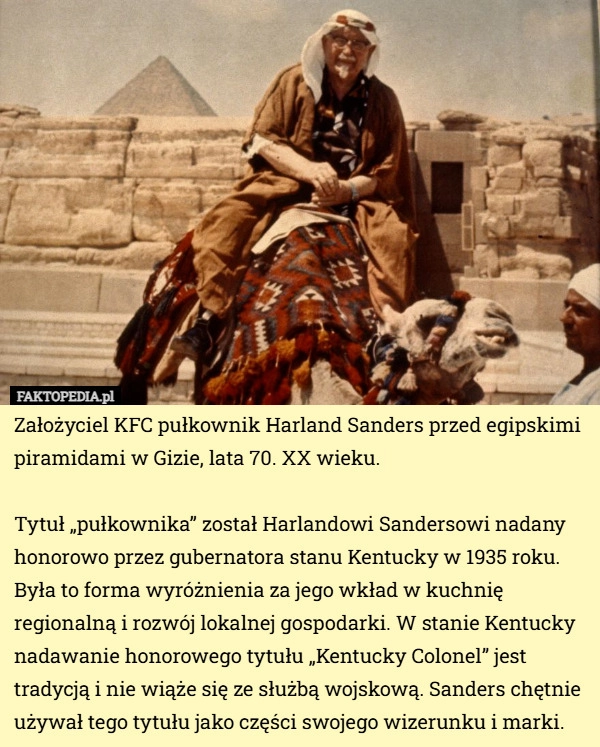 Założyciel KFC pułkownik Harland Sanders przed egipskimi piramidami w Gizie...
