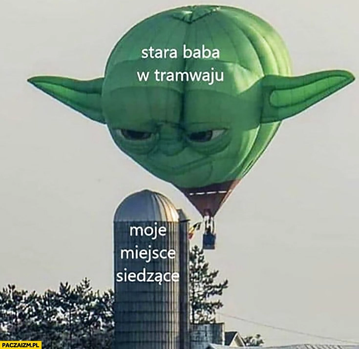 Stara baba w tramwaju vs moje miejsce siedzące balon Yoda patrzy z góry