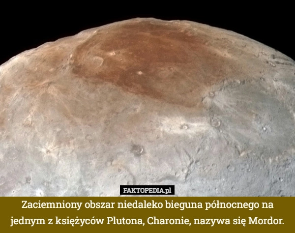Zaciemniony obszar niedaleko bieguna północnego na jednym z księżyców Plutona,